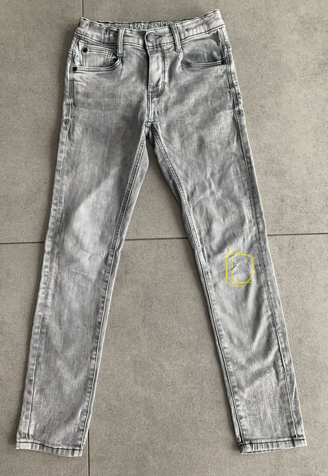 C& A Jeans Hose Gr.146 grau ( kleiner Loch- siehe Bild) in Dorsten