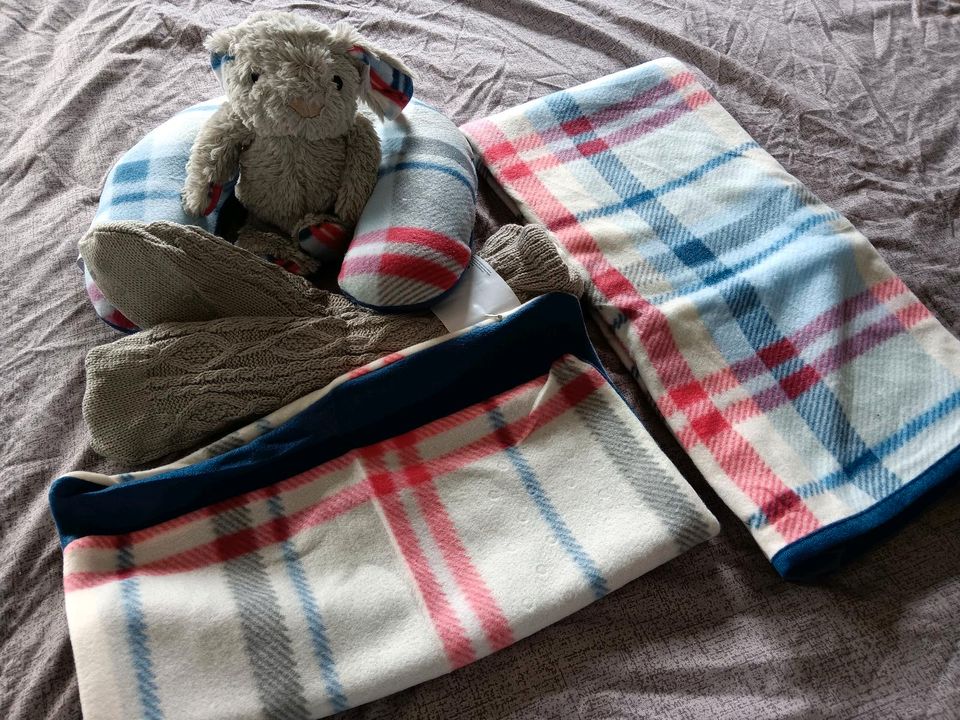 Kuschelset Decke Kissen Stofftier Socken in Marl