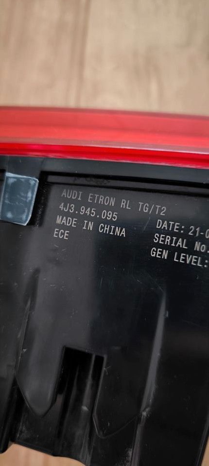 Audi e-Tron GT Schlussleuchte Bremsleuchte Heckleuchte 4J3945095 in Essen