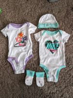 2 Nike Babybodys mit Mütze und Socken Niedersachsen - Oldenburg Vorschau