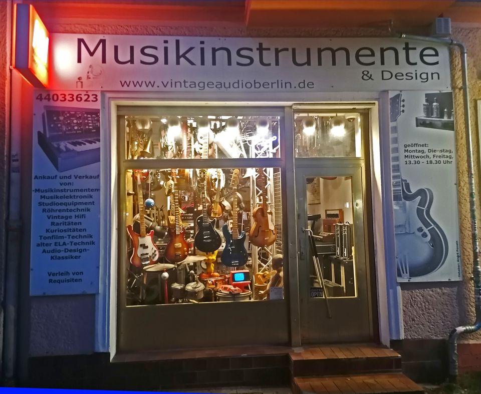 aufwendig gefertigte antike Gitarrenlaute aus Markneukirchen in Berlin