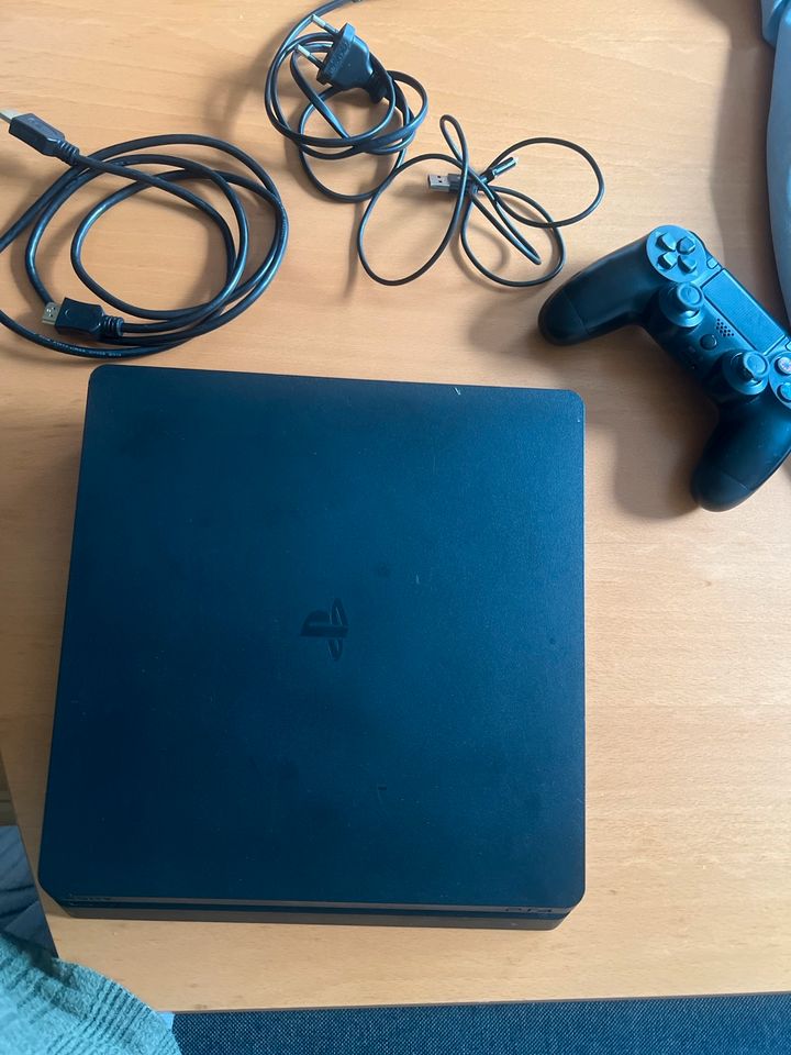 PlayStation 4 mit einem Contoller in München