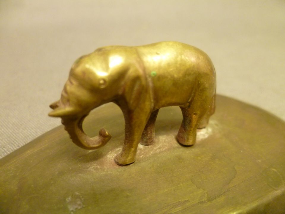 älterer Elefant aus Bronze / Messing, klein aber fein :-) in Leimen