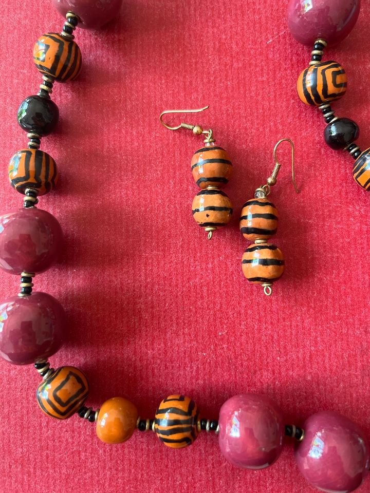 Afrikanischer Schmuck Kette Collier Ohrringe Lila Tigerprint in Beckingen