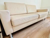 Ikea 2-er Sitzer Ledersofa und Hocker, Schleswig-Holstein - Lübeck Vorschau