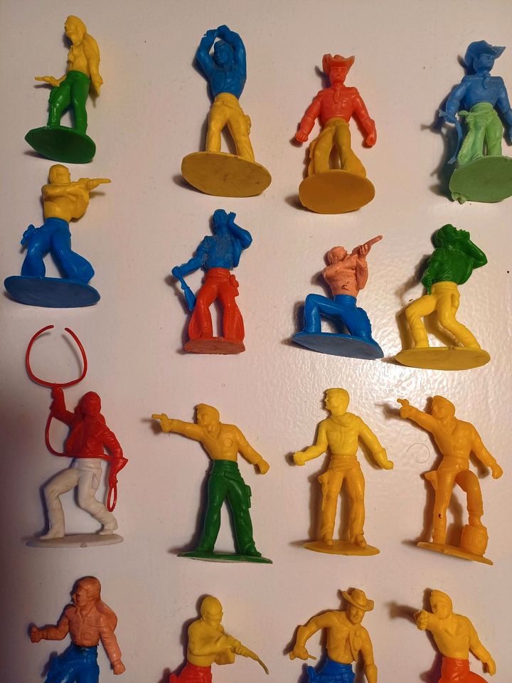 42 Cowboy Spielfiguren, Heinerle Manurba, Drehfiguren in Preetz