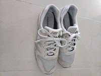 Neuwertig New Balance Sneakers/ grau weiß Gr. 42.5 Hessen - Oberursel (Taunus) Vorschau