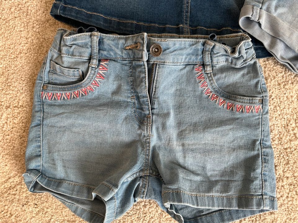 2 Jeans Shorts und 1 Rock Kinder Mädchen Gr. 134/140, TOP in Kerpen