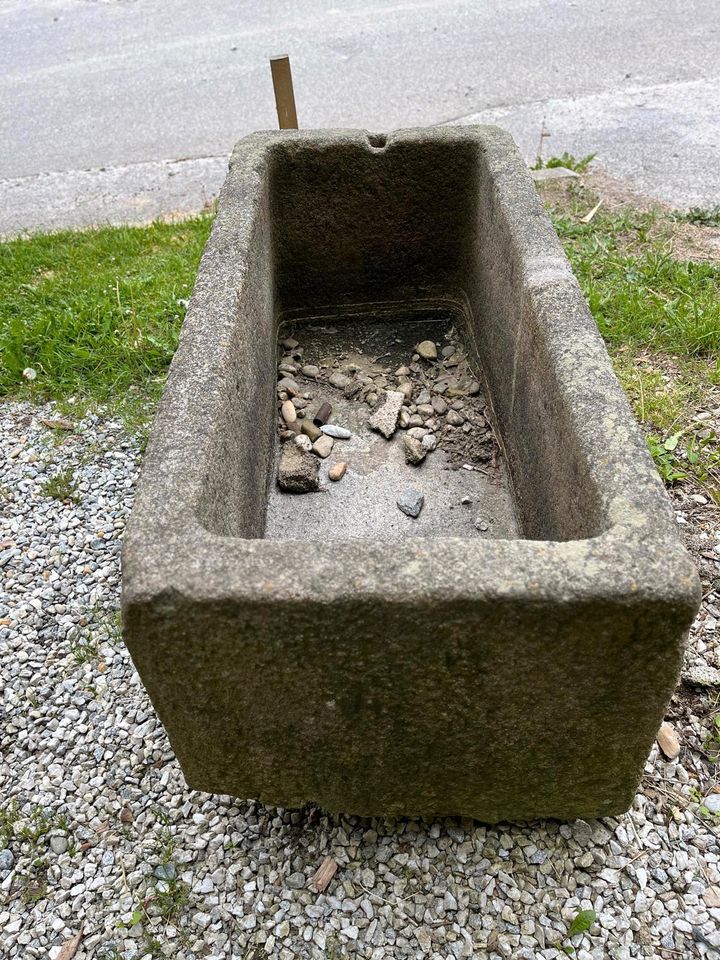 Granit Wassergrand mit Inschrift, Hofbrunnen, Baujahr 1838 in Kirchberg i. Wald