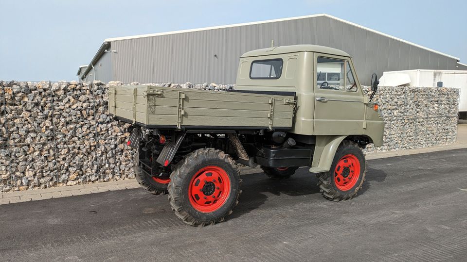 Unimog 411  Baujahr 1964, mit Schneeschild von 1972 in Friedland