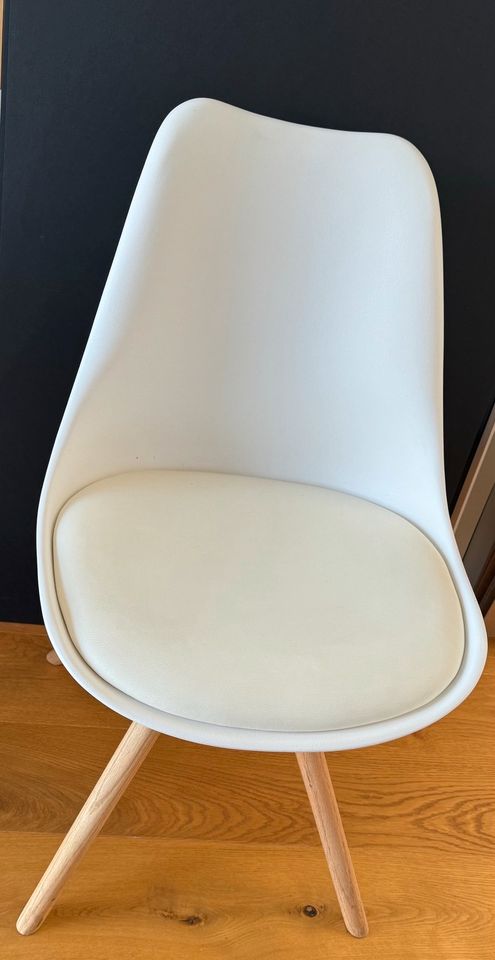 Westwing Kunststoffstühle mit gepolsterter Sitzfläche in Weiß in Berg