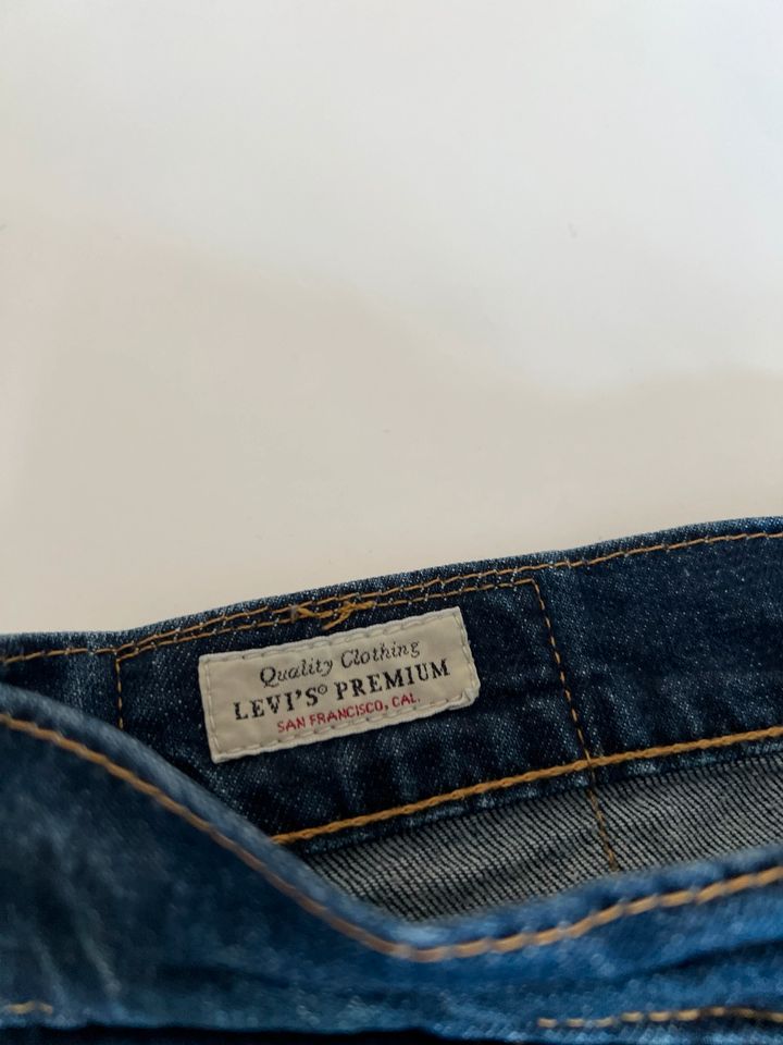 Dunkelblaue Levis 511  W 30 L 32 in Potsdam