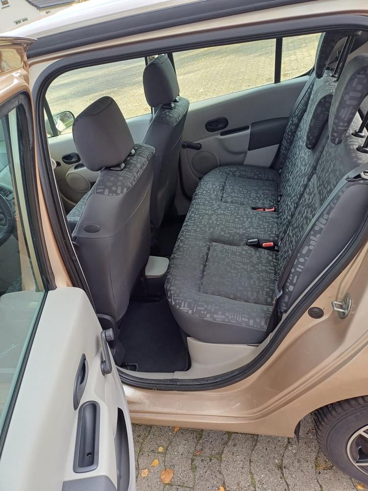 Renault modus 2005 16V mit einem Stand für zwei Fahrräder in Bremervörde