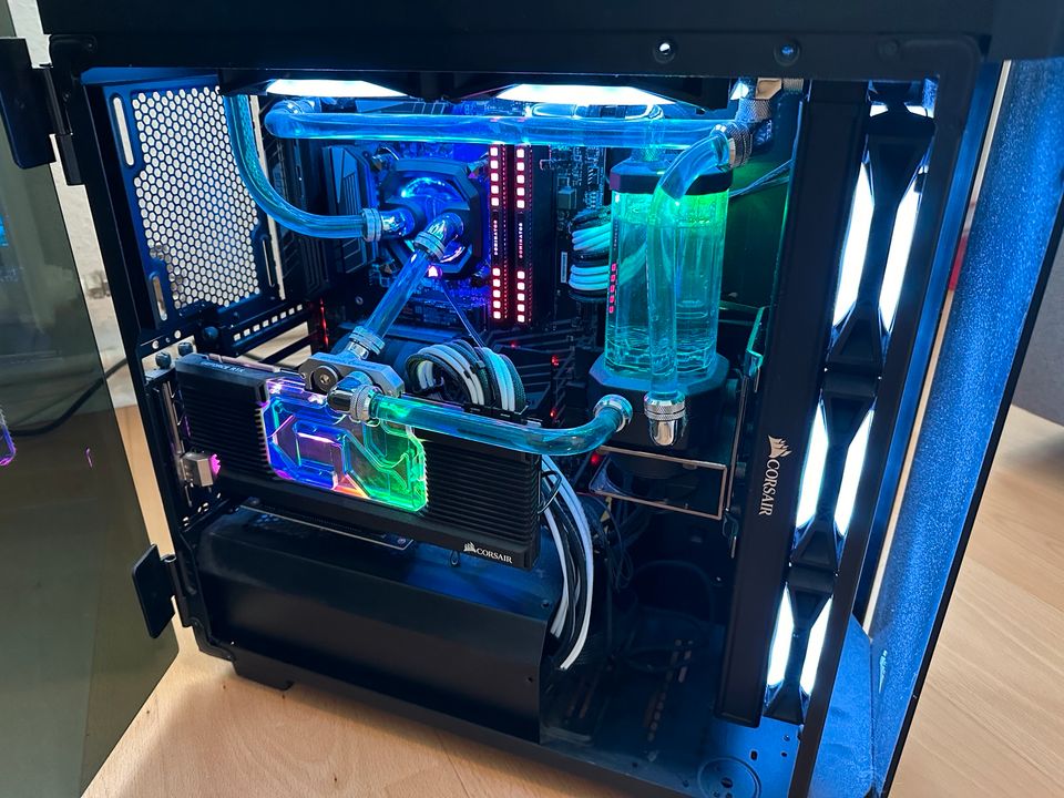 Gaming PC mit Custom Wasserkühlung - 2080TI 2TB SSD 3.7GHz CPU in Berlin