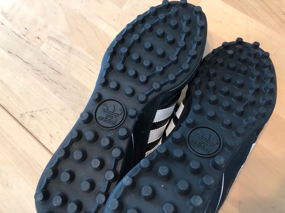 ADIDAS Kaiser Tausendfüßler Multinocken / Größe 39 1/3 in Kirchheim am Neckar