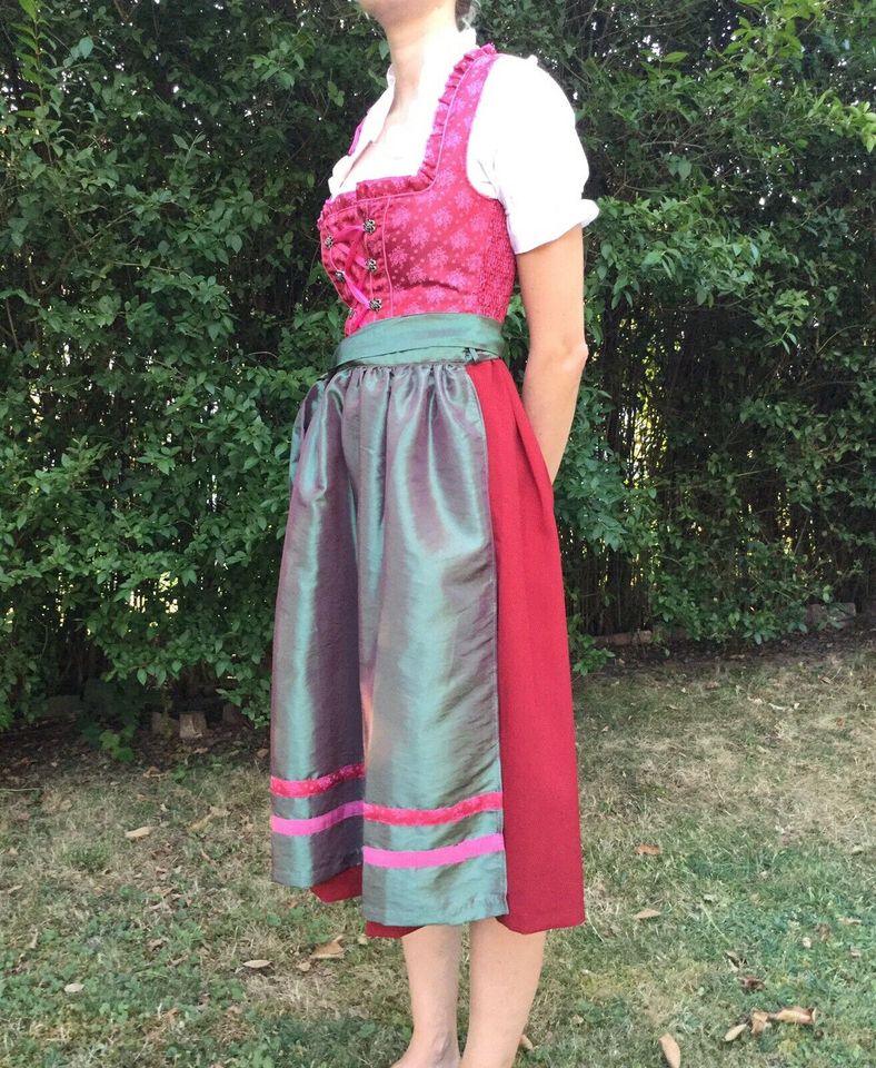 Dirndl mit Bluse in Riegelsberg