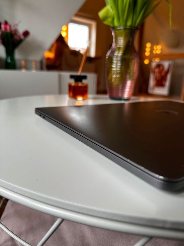 MacBook Pro 15,4“ 2019 mit Touchbar in Swisttal