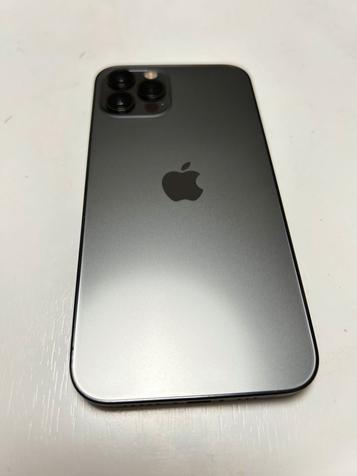 iPhone 12 Pro 128 mit 3x Handy Hülle mit gratis in Berlin