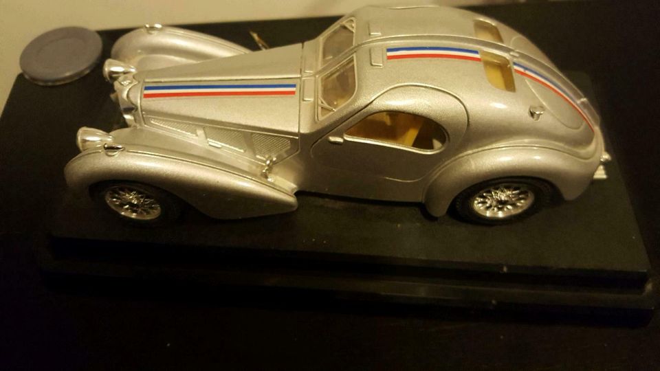 Modellauto Bugatti 1936 1:24 Burago in Germering