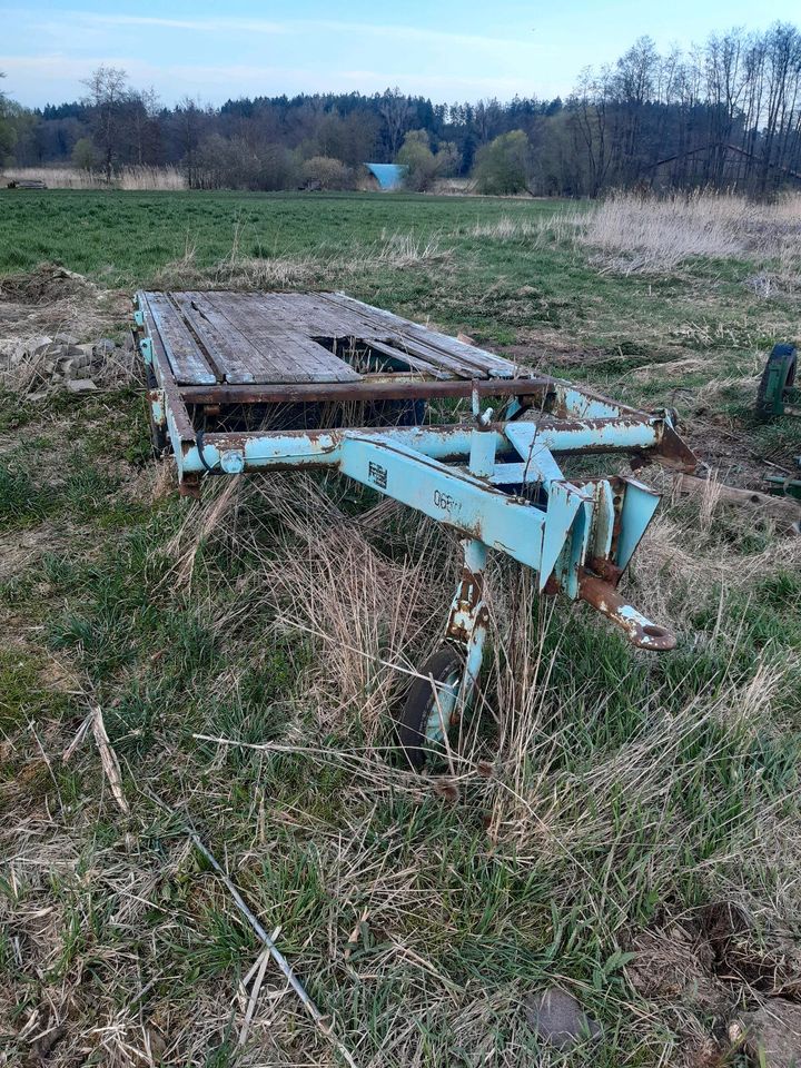 Alter ladewagen, einachser Plattformhänger Holzhänger in Schierling