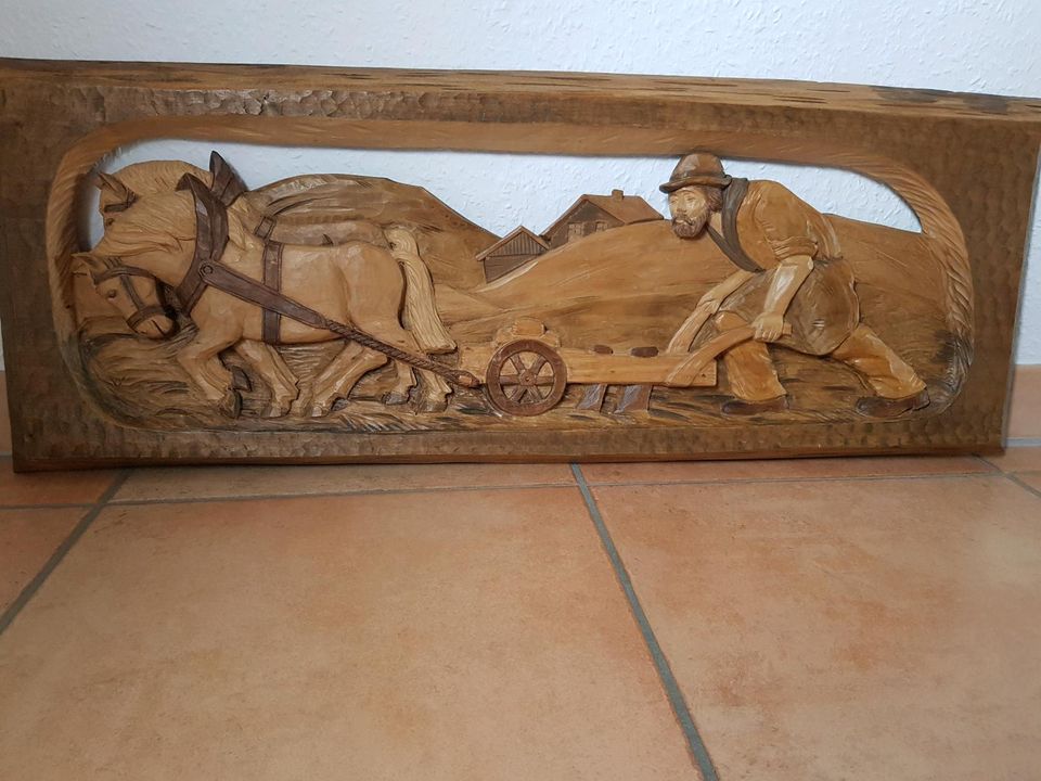 Holzrelief Pflügender Bauer mit Pferden, handgeschnitzt in Mainz