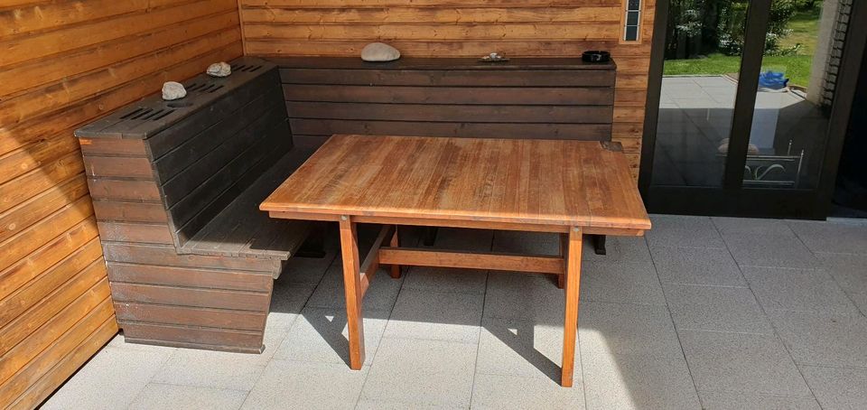 Eckbank mit Tisch aus Holz in Ispringen