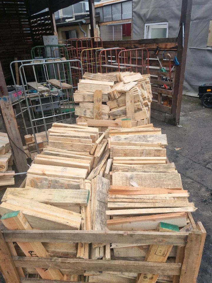 Brennholz feuerholz kamin paletten bretter in Saarbrücken