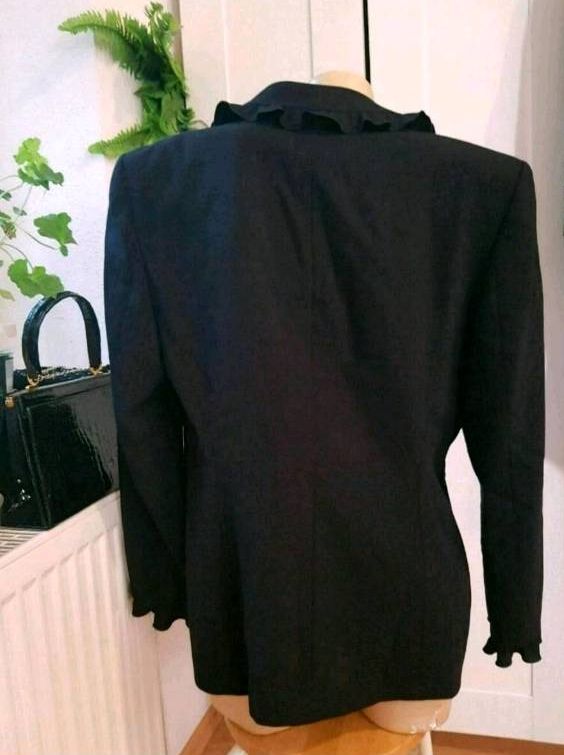 Top ESCADA Rüschen Blazer Gr.42 Wolle superschön in Tübingen