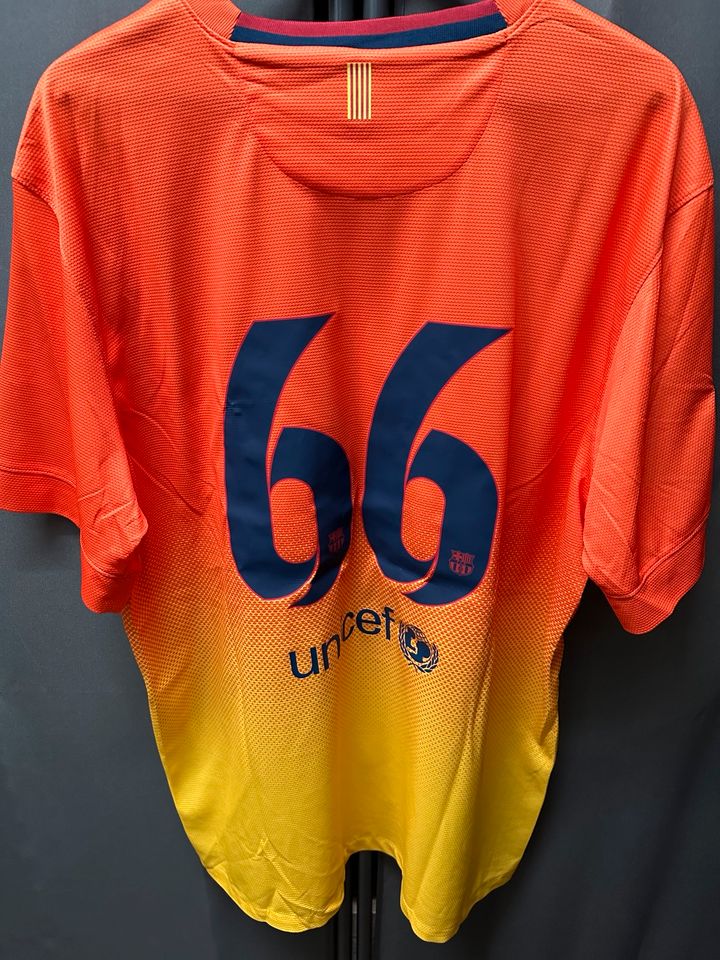 Originale Trikots vom FC Barcelona aus Fanshop mit Hose in XXL 66 in Stuttgart