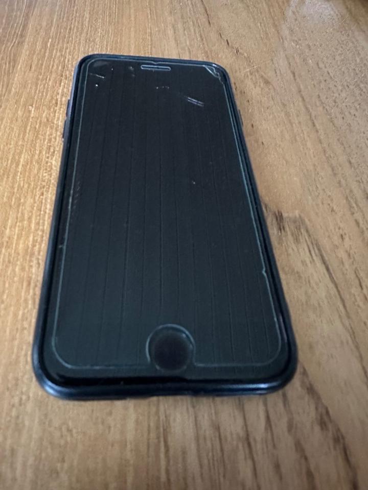 iPhone 7, schwarz, 128 GB, Panzerglasfolie, Silikonschutzhülle in Mittelstetten