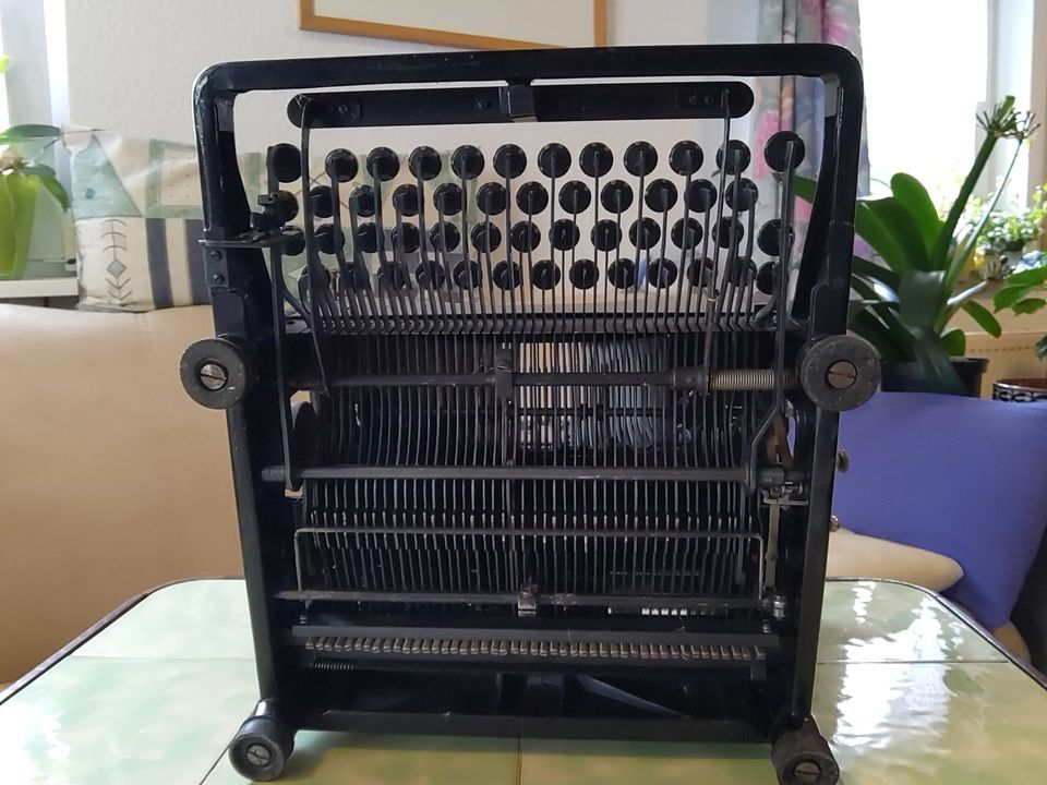 Schreibmaschine antik in Dresden