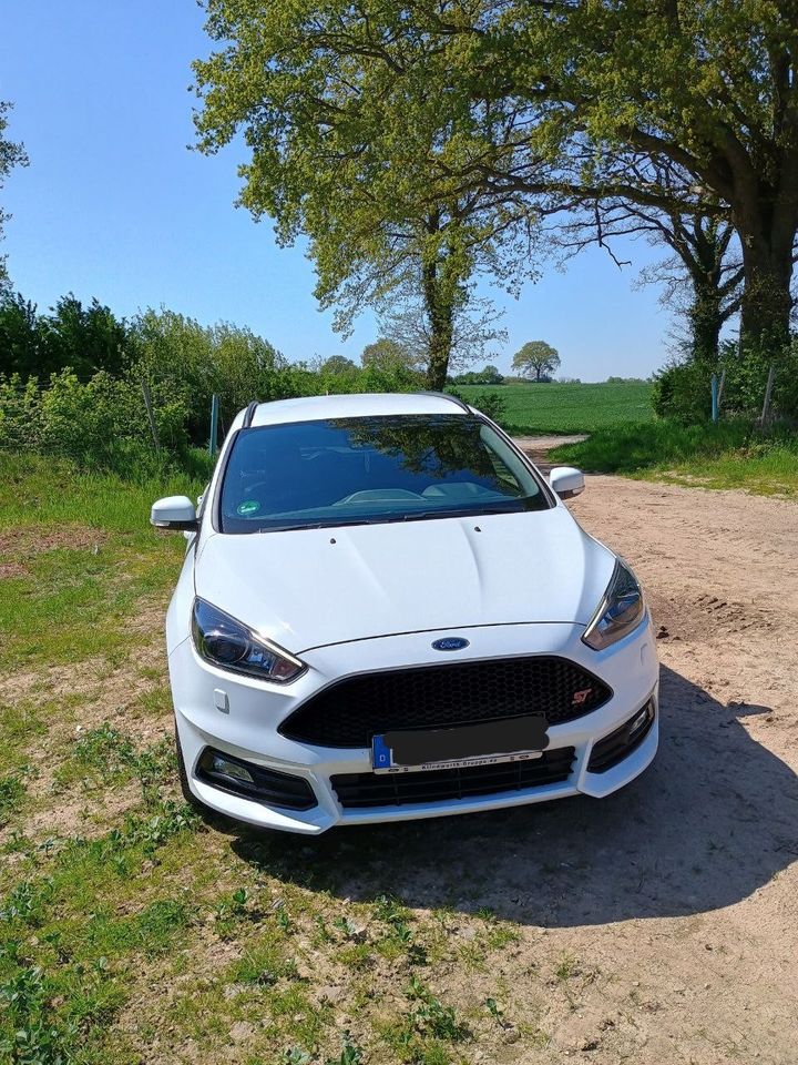 Ford Focus ST Scheckheftgepflegt in Lübeck