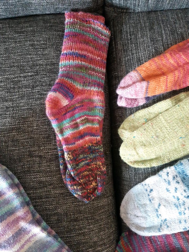 Selbstgetrickte Socken gr 33-35 in Allendorf