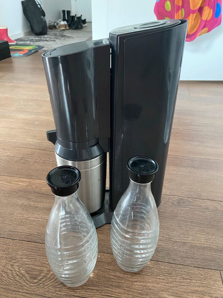 S odastream Crystal mit 2 Glaskaraffen und 1 CO2-Zylinder in Offenbach