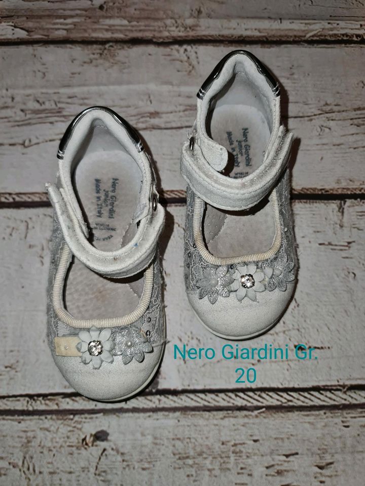 Preis je Paar 4 Euro Fila Sandalen 5 Euro Weiße Schuhe 1 Euro  Se in Spelle