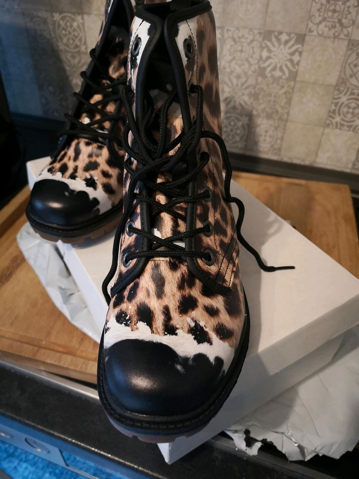 Vegane Lederboots mit Leoprint in Ortenberg