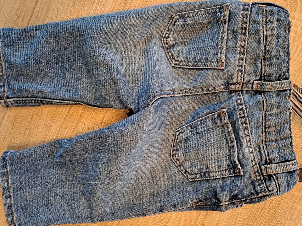 Baby Jeans mit Hosenträger in Niedernberg