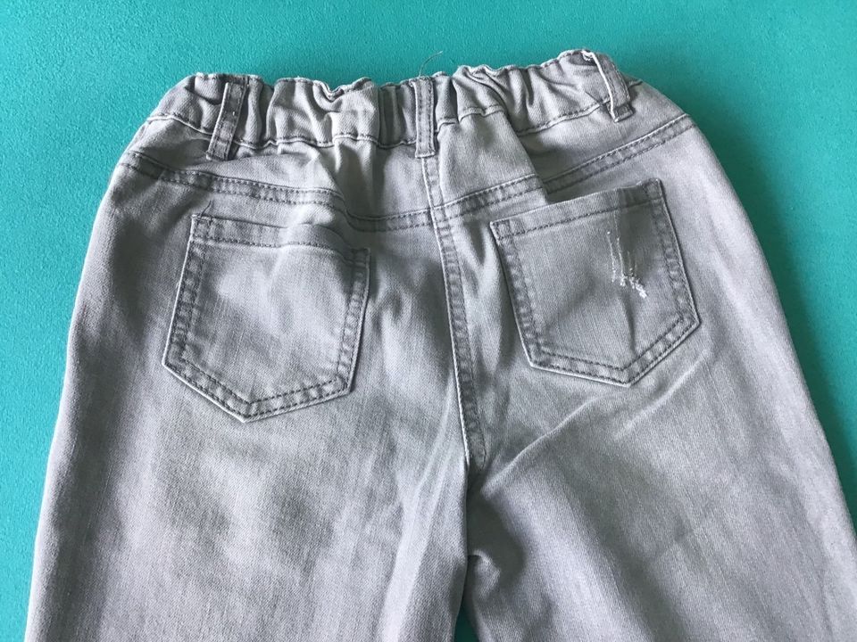 Hellgraue Jeans Hose Glitzer Steine gr.140 in Karlsdorf-Neuthard