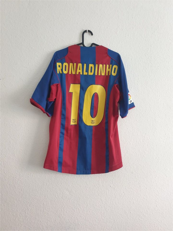 Original FC Barcelona Trikot | Ronaldinho 10 | 2004 2005 | M in Berlin -  Reinickendorf | eBay Kleinanzeigen ist jetzt Kleinanzeigen