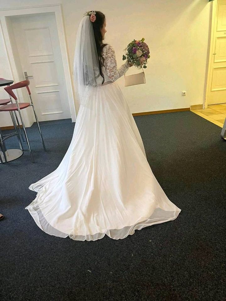 Brautkleid mit Spitzenärmeln in München