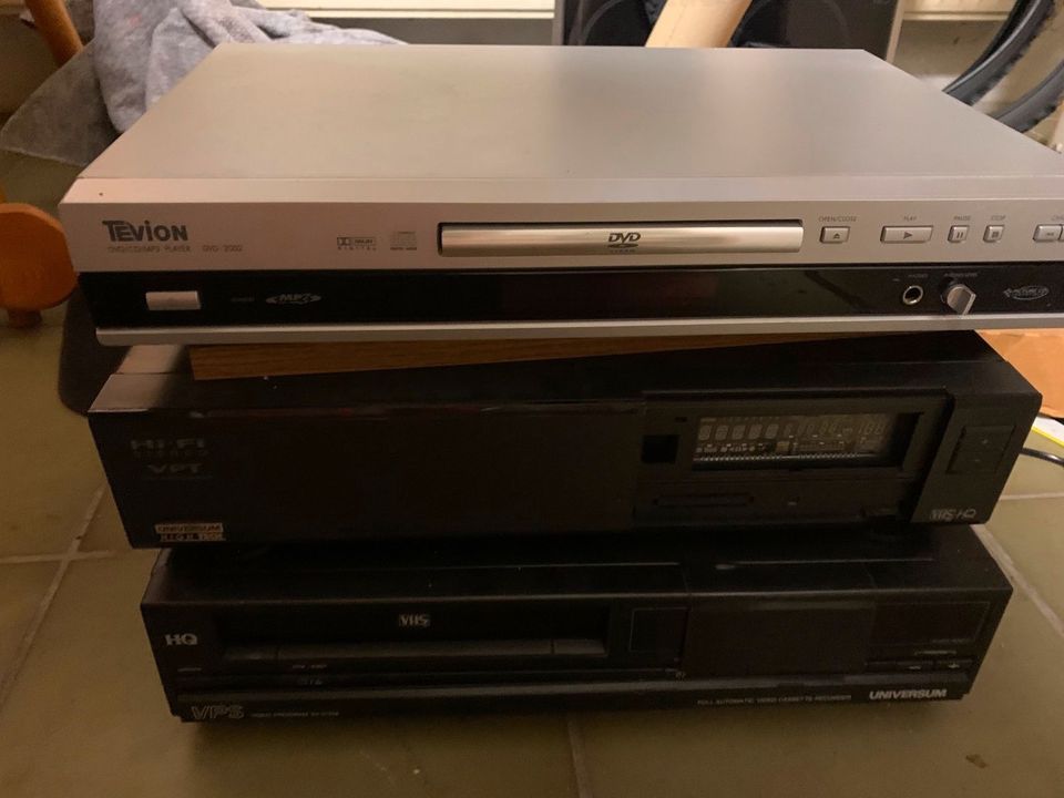 Universu VHS Videorecorder   Versand auf Anfrage     2021 in Allersberg