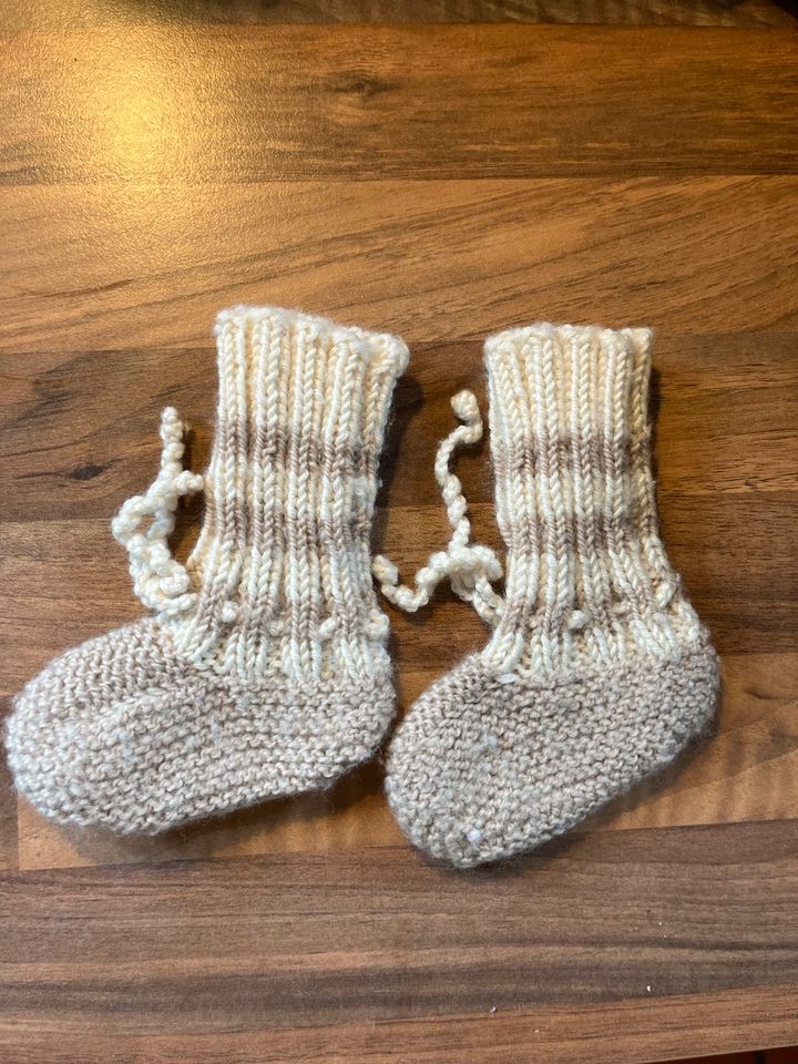 Süsse selbstgestrickte Woll Socken Baby Neugeborene in Aachen