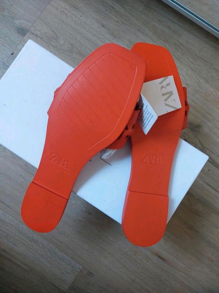 NEU ZARA Sandale Pantolette Echtleder Gr. 41 orange in Hamburg