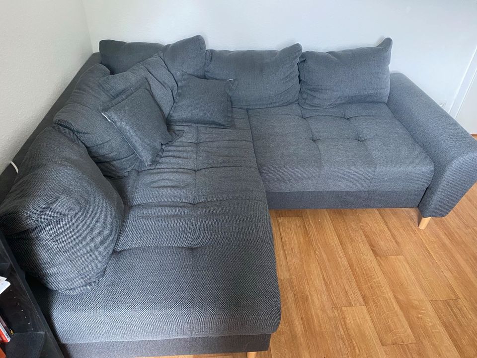 Graues Sofa 1,80m x 2,25m. Sitztiefe 1m. in Hannover