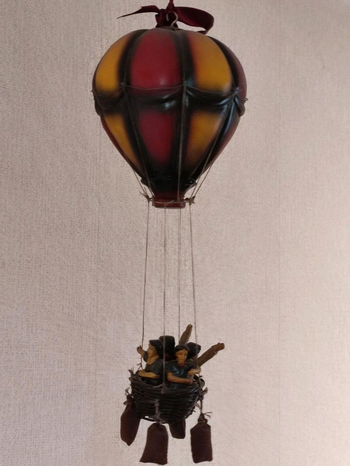 Vintage Weinlese - Heißluftballon mit Korb und Passagieren in München