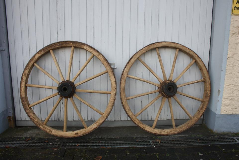 Wagenrad 2 Wagenräder groß alt eisenbereift 45 € pro Stück in Rottweil