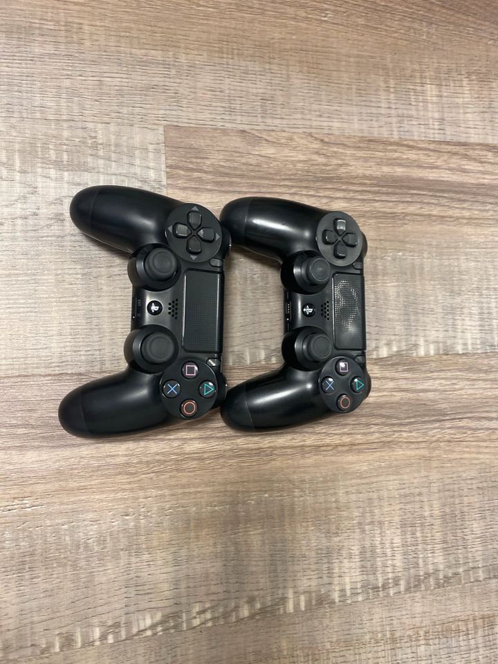 PlayStation 4 pro mit 2 Kontroller in Neuenburg am Rhein