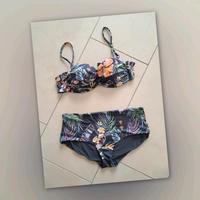 Bikini. H&M. Gr. 42. 80 B. Blau. Hibiskus.  Palmen Nordrhein-Westfalen - Niederzier Vorschau