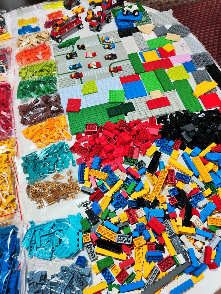 Lego Konvolut mit Platten Figuren Fahrzeuge Dachsteine usw in Düren