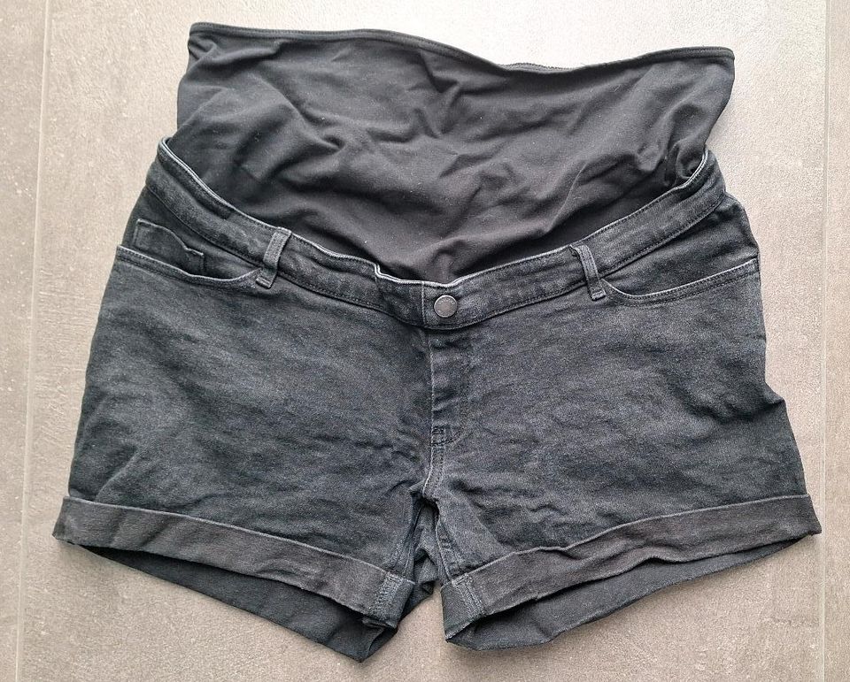 Umstands-Shorts, Jeans, schwarz, Gr. 42 in Wuppertal